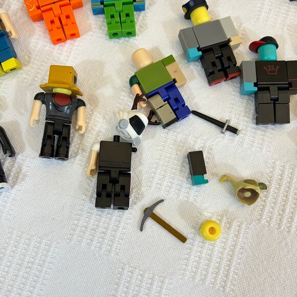 Roblox Action Figures Assorted Pieces - Picture 6 of 9